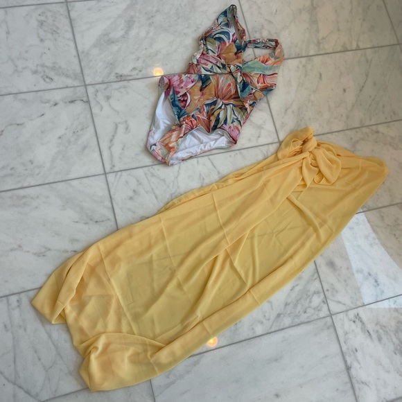 Floral Printed One Piece Swimsuit and Floral Print Sarong, Size Medium - Picture 4 of 5